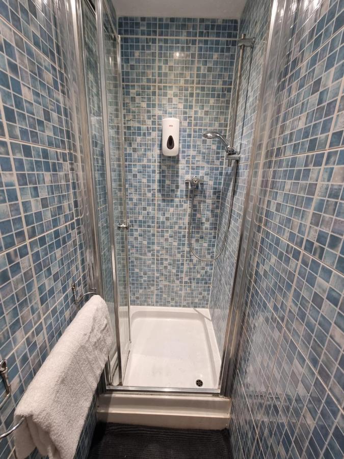 Private Rooms Bath Exterior photo
